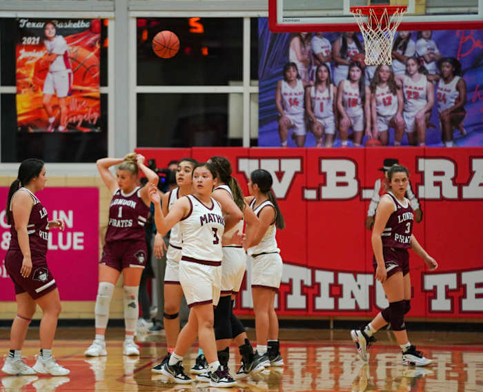 mathis-london-girls-basketball-playoffs00004